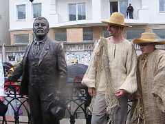 Памятник русскому писателю во Владивостоке: опрос продолжается