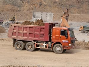 В Приморье штрафуют водителей грузовиков, с которых сыпется песок