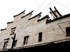 Во Владивостоке чуть не прищемило дверью линию связи целого района