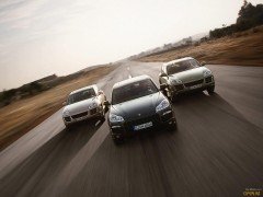 Во Владивостоке финишировал автопробег с экипажами двух автомобилей «Лэндровер» из города Бреста