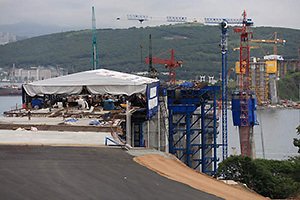 Мостостроители сооружают проезжую часть эстакады от полуострова Назимов до острова Русский