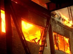 Во Владивостоке спасают из огня жильцов многоэтажки