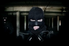 Во Владивостоке парня ограбили в собственной машине