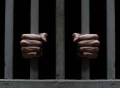 Преступной группой во Владивостоке руководил авторитет из колонии