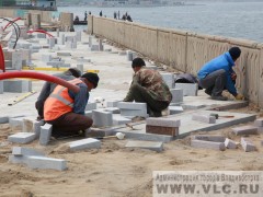 На набережной Владивостока идет укладка брусчатки