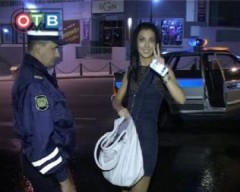 Нетрезвая женщина за рулем въехала в полицейский автомобиль