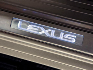 В Приморье 19-летнего парня поймали на улице и засунули в багажник Lexus