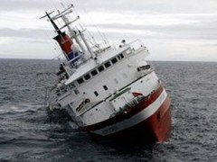 Спасатели заделали пробоины в корпусе рефрижератора \"Ирина\"