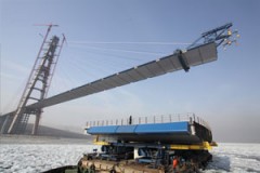 Строителям моста на Русский работу осложнили льды