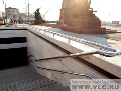 В подземном переходе Владивостока устанавливают поручни