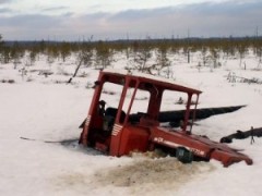 В Омской области под лед провалился тракторист