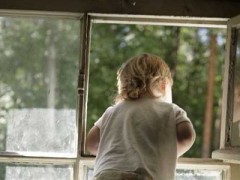 Во Владивостоке шестилетний ребенок выпал с окна четвертого этажа