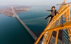 Экстремалы залезли на 300-метровый мост во Владивостоке