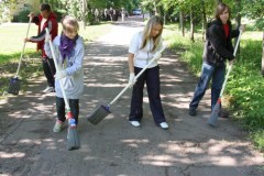 Школьники продолжают зарабатывать деньги в ремонтных бригадах