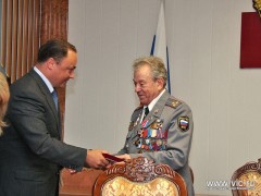 Мэр поздравил с 80-летием председателя совета ветеранов УВД