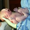 Die Mutter erstickt Neugeborenen Baby Kissen