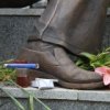 Durch Singen das Denkmal f"ur Vysotsky B"ar Blumen, Schnaps und Zigaretten