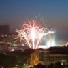 Ein grosses Feuerwerk wird zum ersten Mal mit dem "Golden Bridge" in Wladiwostok
