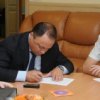 Igor Pushkarev prezentat documente pentru a functionarilor electorali