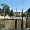 Рабочие уже установили металлические столбы для ограждения,