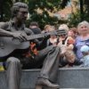 Vladimir Visotki cu o chitara: monumentul, care era de asteptat