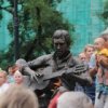 Vladimir Vysotsky avec une guitare: le monument, qui devait