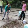 Actif jeunesse Primorye sont venus pour nettoyer le cimeti`ere marin