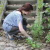 Actif jeunesse Primorye sont venus pour nettoyer le cimeti`ere marin