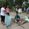 Attivo giovani Primorye `e venuto a pulire il cimitero marino