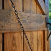 Дружная пара алиментщиков пряталась в сарае. Им вынесли