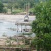 Eliminaci'on de las consecuencias de la inundaci'on: una aldea restaurada Plastun rejilla