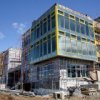 En un edificio de nueva construcci'on de un jard'in de infancia para los trabajadores rusos hacen fachada