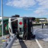 Police de la circulation a mis en place une cause provisoire d'accidents sur la route Artem-
