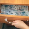 Policier Mikhailovka pris de l'argent de la corruption et de pi`eces de voiture