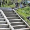 Работы по ремонту лестниц продолжаются во Владивостоке.