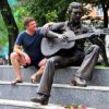 Singen Denkmal f"ur Wladimir Wyssozki wird zu einem Wallfahrtsort f"ur die Bewohner von