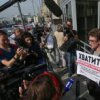 Das Geb"aude der Staatsduma versammelten Demonstranten protestieren gegen die Reform der Wissenschaften