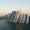 En Italie, l'op'eration a commenc'e `a soulever le bateau coul'e "Costa Concordia"