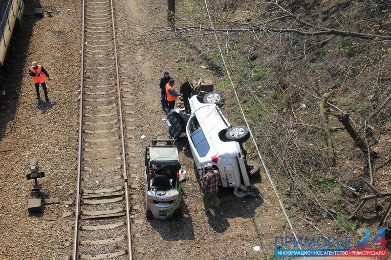 Overturned jeep was removed from the railway tracks in Vladivostok
