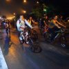 Centinaia di ciclisti hanno guidato di notte su una delle strade principali della citt`a