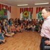 Chef de Vladivostok Igor Pouchkarev salu'e les camps de profil de travail pour les adolescents