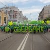 Colonna testa Sberbank dei lavoratori bancari nelle organizzazioni di massa del corteo Giornata a Vladivostok