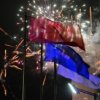 Die grossen Feuerwerk erleuchten den Himmel "uber Wladiwostok in der 75. Jahrestag der Primorje