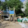 Для маленьких жителів будинку по вулиці Карла Жигура встановлюють дитячий майданчик