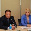 Jefe de Vladivostok Igor Pushkarev discutido con el personal de la Caja de Ahorros de los proyectos prioritarios de