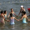 Kinder von Sichuan werden die G"aste von der Kinder-Zentrum "Ocean"