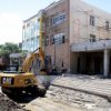 In einem neu errichteten Geb"aude eines Kindergartens f"ur russische Arbeiter machen Fassade