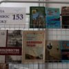 Libros sobre el simbolismo de Vladivostok, Rusia se pueden ver en el parque Freemen