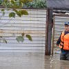 Los equipos de rescate en Khabarovsk ayudar a las personas en zonas inundadas