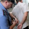 Polizei aufgesp"urt die jugendlichen Bewohner des Dorfes Luchegorsk des Raubes